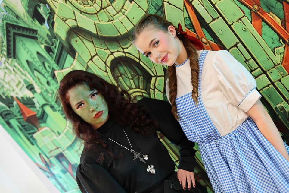 Image of wizard of oz actors in costume
