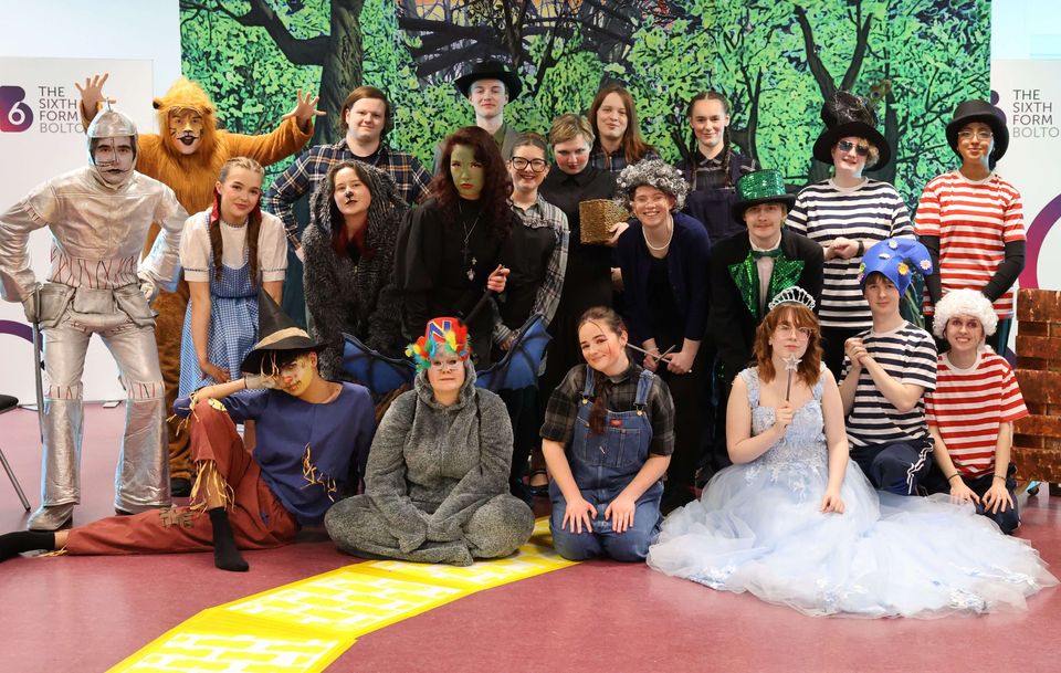 Image of wizard of oz actors in costume