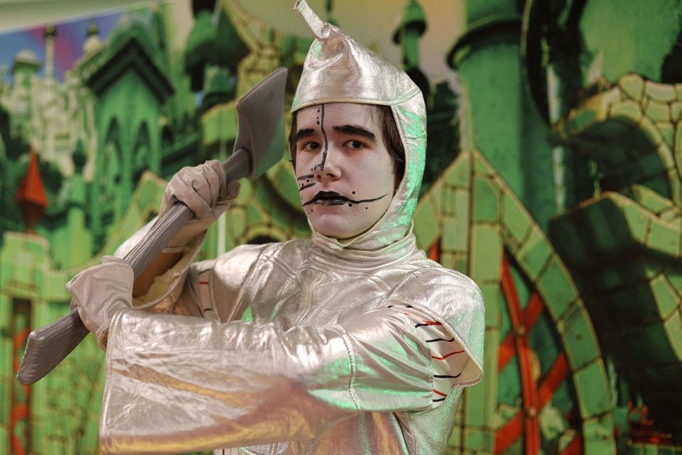 Image of wizard of oz actors in costume