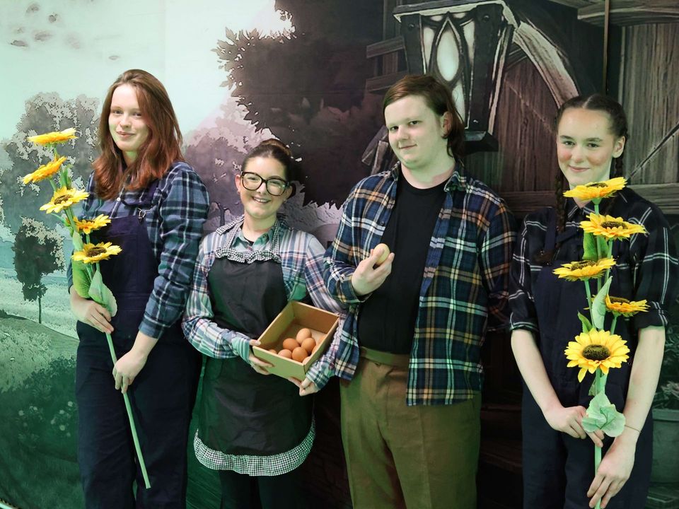 Image of wizard of oz actors in costume