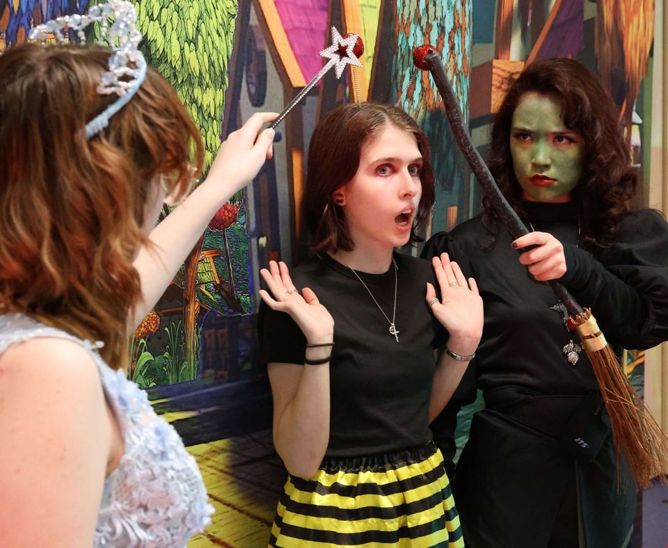 Image of wizard of oz actors in costume