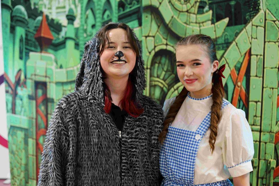 Image of wizard of oz actors in costume